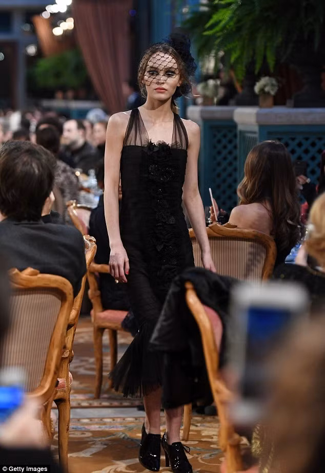 Con gai Johnny Depp toa sang tren san dien Chanel-Hinh-4