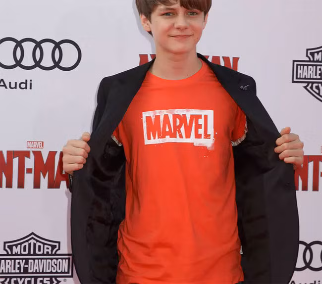 Ty Simpkins, 15 tuổi, đã tham gia khá nhiều bộ phim như One Life to Live, War of the Worlds, Little Children, CSI, Iron Man 3, Jurassic World, và The Nice Guys. Tổng thu nhập của diễn viên nhí Hollywood này khoảng vài triệu USD.