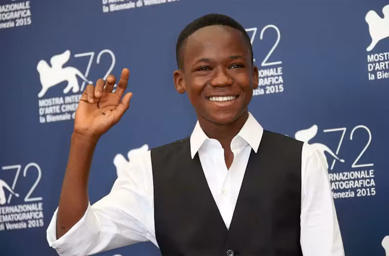 Abraham Attah, 15 tuổi bắt đầu nổi tiếng khi được mời tham gia Spider-Man: Homecoming và The Modern Ocean đóng chung cùng các sao Hollywood như Keanu Reeves, Anne Hathaway và Daniel Radcliffe. Những vai diễn và các giải thưởng như Nam diễn viên trẻ xuất sắc giải Marcello Mastroianni, Nam diễn viên xuất sắc giải Independent Spirit Award … đã giúp thu nhập của cậu bé người Ghana khiến nhiều bạn cùng tuổi, thậm chí cả người trưởng thành cũng phải mơ ước.
