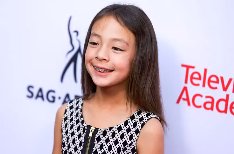 Aubrey Anderons-Emmons đóng serie truyền hình Modern Family từ năm 4 tuổi và mỗi tập phim, bé được trả thù lao 25.000 USD, nên thu nhập của Aubrey đến nay đã có 1 triệu USD.