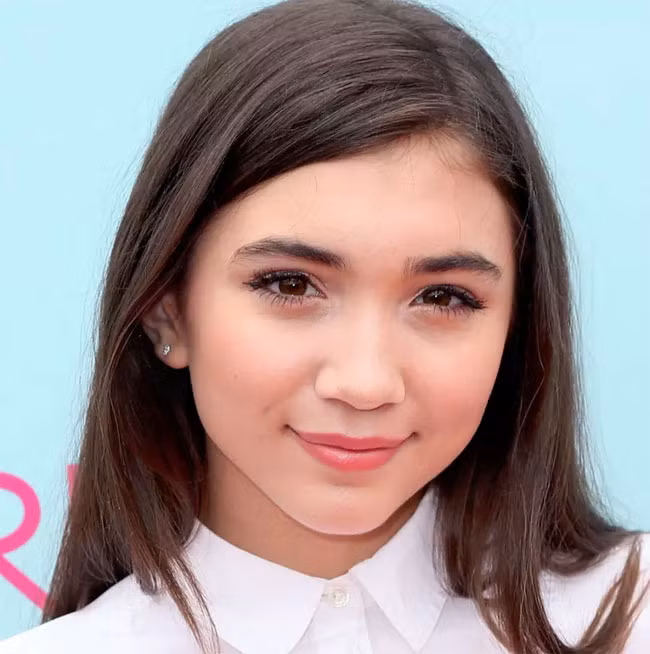 Rowan Blanchard, 15 tuổi được trả 10.000 USD/tập phim Girl Meets World và thu nhập của cô bé là 2010.000 USD. Blanchard bắt đầu nghiệp diễn từ năm 9 tuổi và vai diễn đáng nhớ nhất của Rowan là vai Rebecca Wilson trong phim Spy Kids năm 2011.