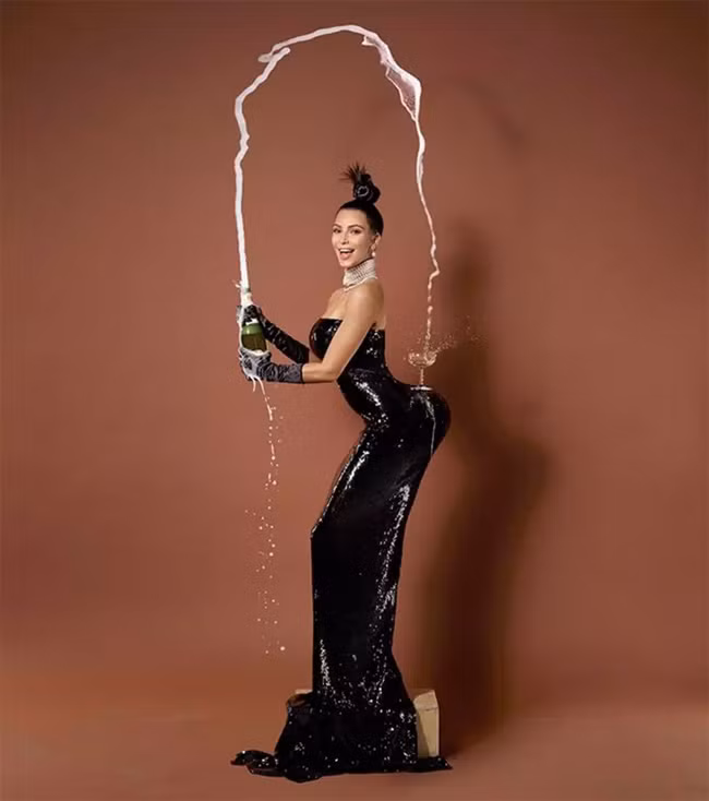 Bức ảnh chụp Kim Kardashian trên trang bìa tạp chí Paper năm 2014, thân hình của Kim đã được photoshop khá nhiều, đặc biệt là vòng 3. Tuy nhiên bức ảnh này của tạp chí Paper đã đạt được số người xem kỷ lục, 15,9 triệu khi đăng lên website. (Ảnh: papermag)