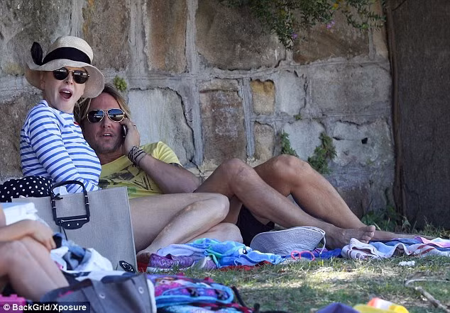 Chi phí cho hai ngày hàn gắn và tư vấn tâm lý hôn nhân của vợ chồng Nicole – Keith tại khu resort trên đảo ở bang Washington là 10.000 USD. Tại đây, vợ chồng Nicole có thời gian bên nhau trong khung cảnh vô cùng yên tĩnh, kín đáo và được các nhà tâm lý học đưa ra những lời khuyên giúp họ hàn gắn những rạn vỡ trước đó. (Ảnh: Xposure)