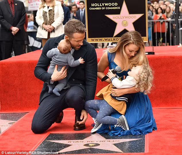 Trong bài phát biểu nhận ngôi sao trên Đại lộ Danh vọng, nam diễn viên 40 tuổi đã hết lời ca ngợi vợ: “Tôi muốn cảm ơn vợ tôi, Blake, người đang ngồi đây, vì tất cả mọi thứ cô ấy dành cho tôi. Em là điều tuyệt vời nhất trong đời anh. Em khiến mọi thứ tốt hơn. Em làm cho mọi thứ trong cuộc đời anh tốt đẹp hơn. Em mang đến cho anh hai em bé tuyệt vời”. (Ảnh: REX)