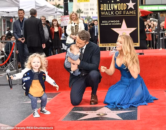Nam tài tử Hollywood Ryan Reynolds khiến cánh phóng viên ảnh tác nghiệp mỏi tay khi đưa cả vợ và hai con tới dự buổi nhận ngôi sao trên Đại lộ Danh vọng Hollywood. (Ảnh: REX)