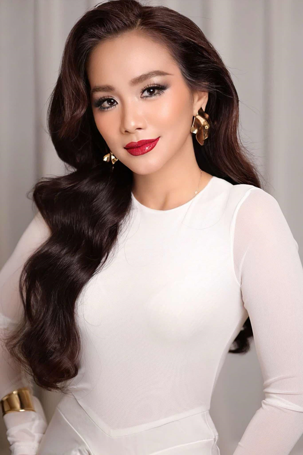 Trong bộ ảnh mới nhất, Ngọc Thiện diện trang phục lộng lẫy, kết hợp cùng phong cách trang điểm sắc sảo, đầy cuốn hút.