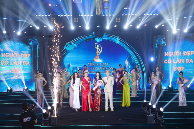 Ngọc Thiện được giao trọng trách trao giải thưởng “Thí sinh có làn da đẹp” trong chung kết Hoa hậu Doanh nhân Du lịch Biển 2024.