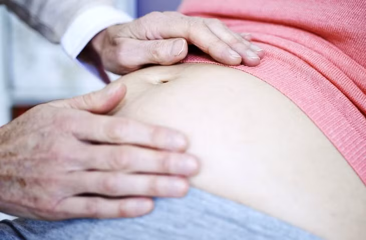 Nguoi phu nu vo thai ngoai tu cung mat 2,5 lit mau