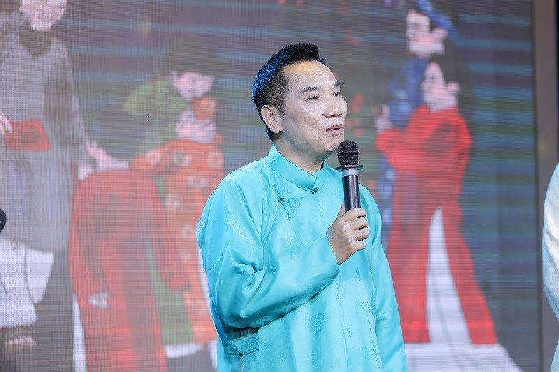 Lần này Vằng vặc trăng quê không đơn thuần là tản văn viết về ánh trăng quê, mà Ngô Bá Lục còn muốn nói về vẻ đẹp của mẹ anh – cũng giống như tất cả những người mẹ Việt Nam, được ví như ánh trăng quê, sáng ngời, trong trẻo và đức độ.