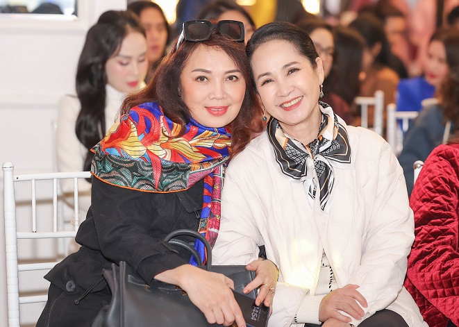 NSND Thái Bảo và NSND Lan Hương hội ngộ tại sự kiện.