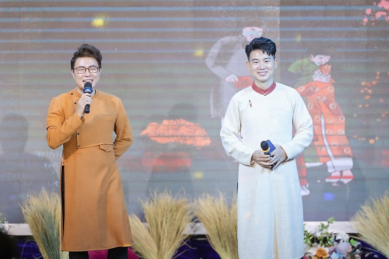 MC Lê Anh và MC - ca sĩ Việt Tú đảm nhận vai trò dẫn dắt chương trình. Trước đó, năm 2015, nhà báo Ngô Bá Lục đã phát hành cuốn tản văn đầu tay với tên gọi Gió đồng hun hút tạo được ấn tượng tốt với độc giả. Hai ngàn cuốn đã bán hết sau 3 tháng phát hành. Năm 2020 anh ra tiếp cuốn tản văn Hoài niệm Tết quê xưa với các câu chuyện về những cái Tết xưa cũ khơi gợi nhiều kỷ niệm đẹp dành cho độc giả.