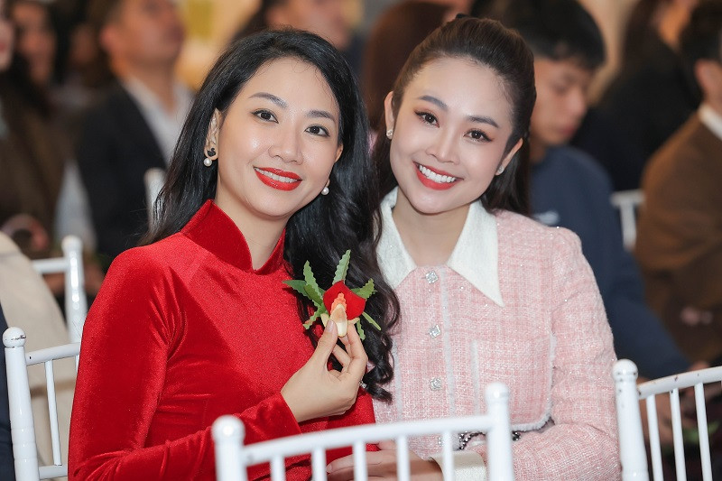 MC Mỹ Vân đọ sắc bên MC Thùy Linh.