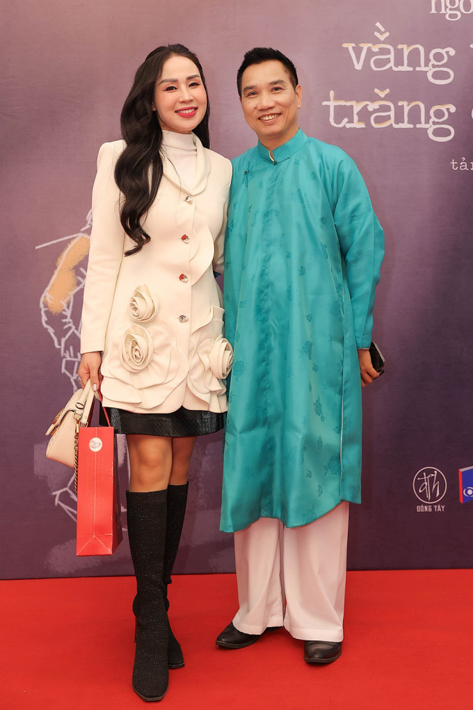 "Sao Mai" Khánh Ly đến chúc mừng tác giả.