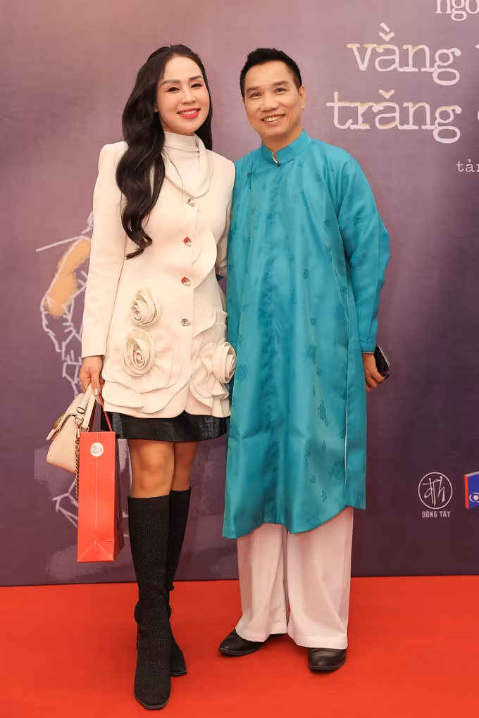 "Sao Mai" Khánh Ly đến chúc mừng tác giả.