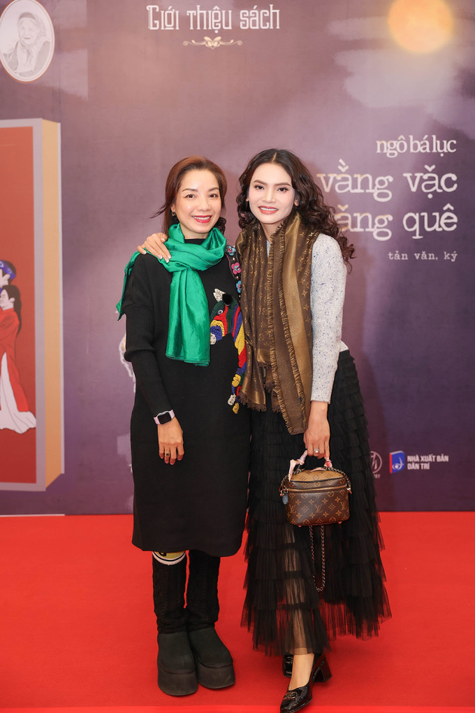 NSND Phạm Phương Thảo cũng đến chúc mừng tác giả.