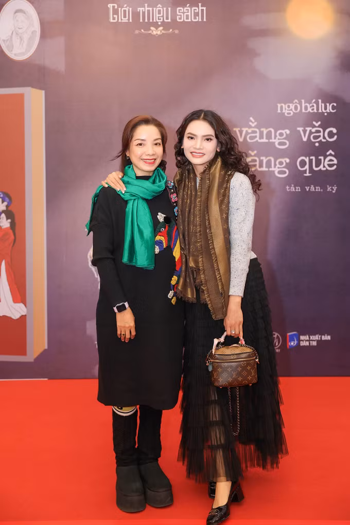 NSND Phạm Phương Thảo cũng đến chúc mừng tác giả.