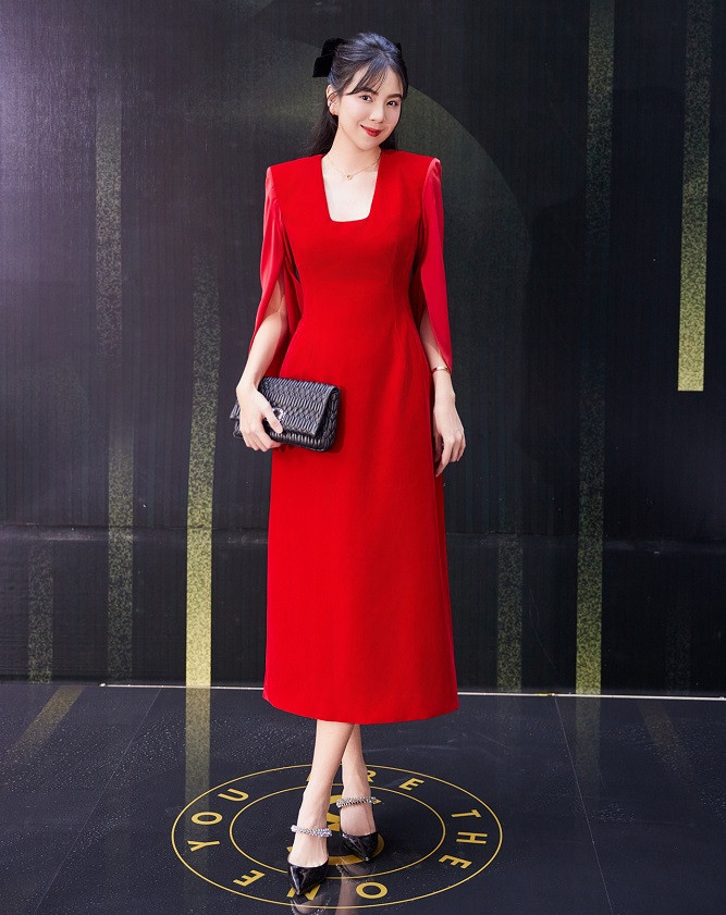 MC Mai Ngọc thanh lịch với đầm nhung chiết eo kết hợp giày mũi nhọn đính đá và clutch đồng điệu.