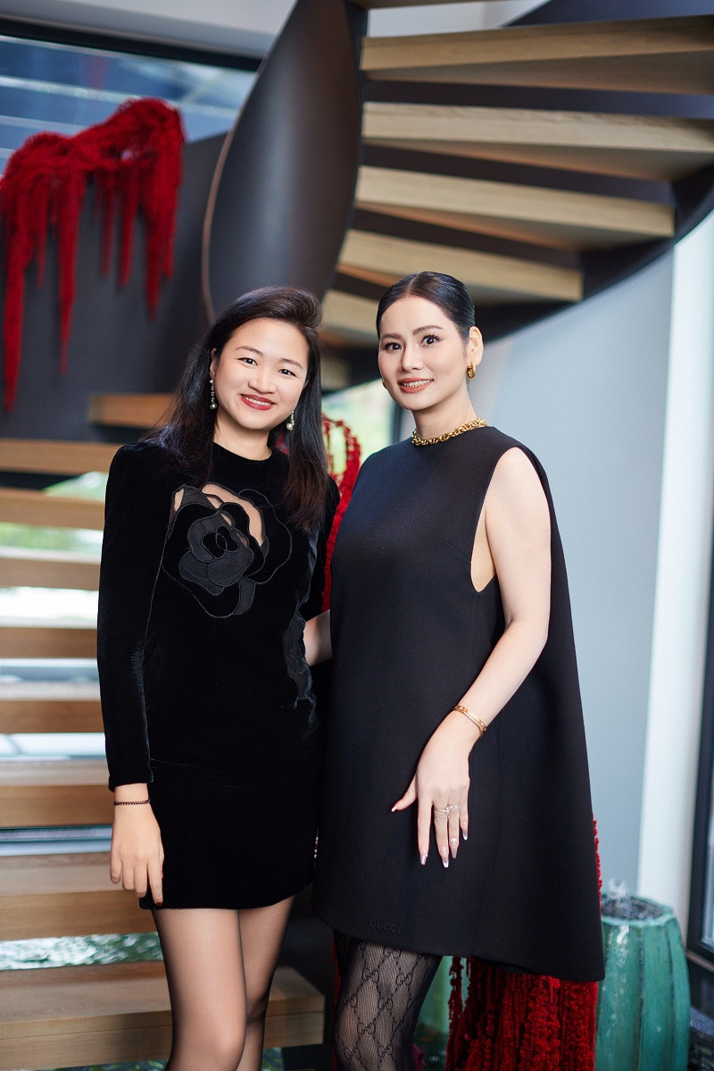 Giám đốc sáng tạo Hà Đỗ diện đầm đen gợi cảm. Cô chụp ảnh cùng NTK Hà Bùi.