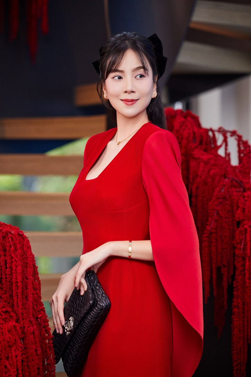 Nữ biên tập viên 34 tuổi cài nơ lên tóc để thêm phần trẻ trung.