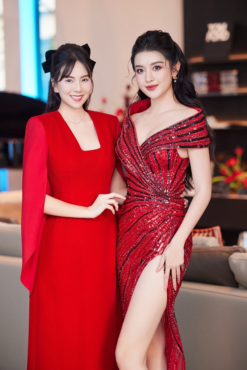 Cả hai mỹ nhân Vbiz đều chọn trang phục gam đỏ tôn làn da trắng nhưng theo phong cách khác nhau.