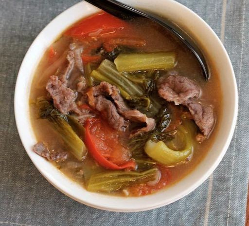  Thịt trâu nấu dưa chua: Vị chua của dưa muối cũng góp phần tạo cho món ăn sự thơm ngon hơn. Thịt trâu mềm mềm, dai dai và ngọt ngọt kết hợp với một vài miếng dưa chua giòn giòn chắc chắn sẽ đưa cơm hơn rất nhiều. Thử ngay món này khi thời tiết se lạnh để cảm nhận rõ sự tuyệt vời của món ăn. Ảnh Internet