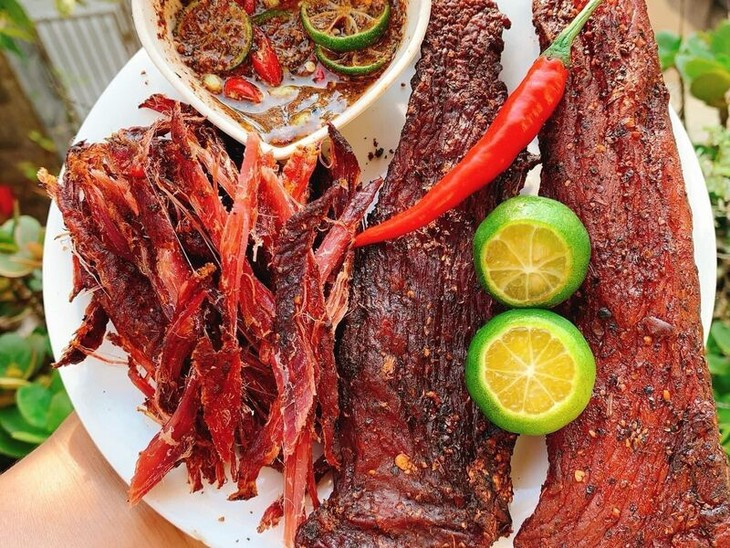 Thịt trâu gác bếp là đặc sản nổi tiếng của khu vực vùng núi Tây Bắc. Với nguyên liệu cốt lõi là lá mắc khén hoặc hạt mắc khén, món ăn ngon từ thịt trâu này đem lại mùi thơm đặc trưng, ngon hơn rất nhiều so với việc sử dụng loại gia vị tương tự là tiêu bắc. Món này chấm với tương ớt hoặc muối tiêu, nhâm nhi cùng với rượu hoặc bia sẽ là món ăn vặt đẳng cấp. Ảnh Monngon