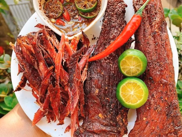 Thịt trâu gác bếp là đặc sản nổi tiếng của khu vực vùng núi Tây Bắc. Với nguyên liệu cốt lõi là lá mắc khén hoặc hạt mắc khén, món ăn ngon từ thịt trâu này đem lại mùi thơm đặc trưng, ngon hơn rất nhiều so với việc sử dụng loại gia vị tương tự là tiêu bắc. Món này chấm với tương ớt hoặc muối tiêu, nhâm nhi cùng với rượu hoặc bia sẽ là món ăn vặt đẳng cấp. Ảnh Monngon