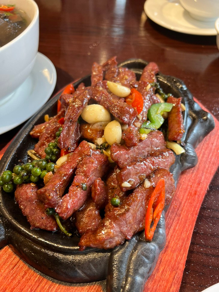  Thịt trâu cháy tỏi: Thịt trâu được tẩm ướp gia vị đặc trưng, sau đó áp chảo hoặc nướng cho đến khi cháy cạnh, dậy mùi tỏi thơm nức. Ảnh Internet