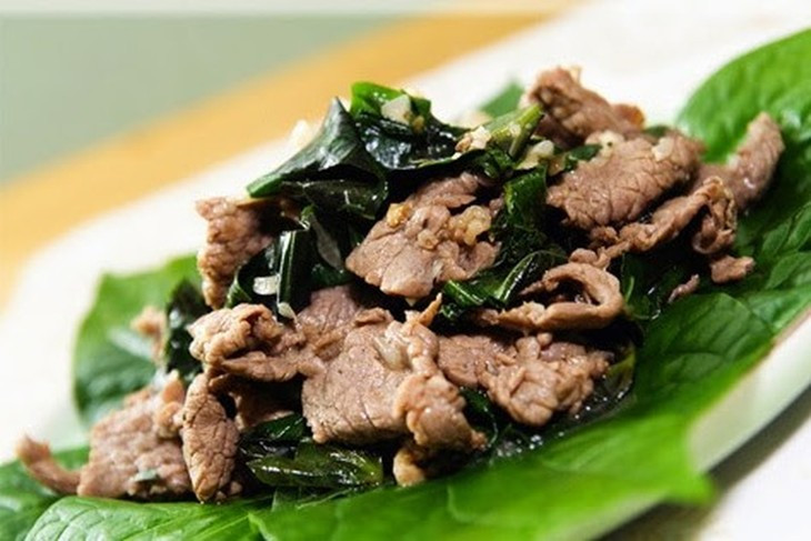  Thịt trâu xào: Nếu chán món thịt bò xào hoặc thịt heo xào rau củ thì bạn hãy thử món thị trâu xào này nhé! Sau khi xào chín, thịt trâu dai mềm mà lại đậm đà, kết hợp ăn với các loại rau muống, lá lốt hay rau răm,... đều hấp dẫn khó cưỡng. Nếu thích ăn cay, có thể tham khảo công thức thịt trâu xào sả ớt để kích thích vị giác. Món thịt trâu xào ăn thơm ngon, hấp dẫn và đặc biệt rất bắt cơm, không kém cạnh các lựa chọn khác trong danh sách các món xào khác.