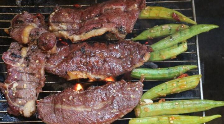  Thịt trâu nướng tảng: Gọi là thịt trâu nướng tảng nhưng “tảng” ở đây chỉ là miếng thịt cỡ khoảng 100gr – 200gr để nguyên cho vào nướng. Sau khi tẩm ướp gia vị đầy đủ, thịt trâu sẽ được nướng trong thời gian phù hợp, vừa chín kỹ bên trong lại không quá cháy xém bên ngoài. Ăn kèm cùng với một số loại rau sống là thơm ngon nhất. Ảnh Internet