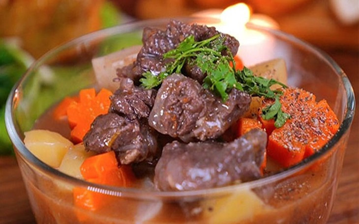  Thịt trâu hầm rau củ: Món thịt trâu hầm rau củ có tác dụng tốt trong việc bồi bổ khí huyết, tăng cường sức mạnh gân cốt và bổ sung thêm các vitamin, dưỡng chất cần thiết cho cơ thể. Vì vậy, nếu có thời gian, hãy làm món thịt trâu hầm rau củ cho cả nhà cùng bồi bổ sau những ngày làm việc, học tập vất vả. Ảnh Internet