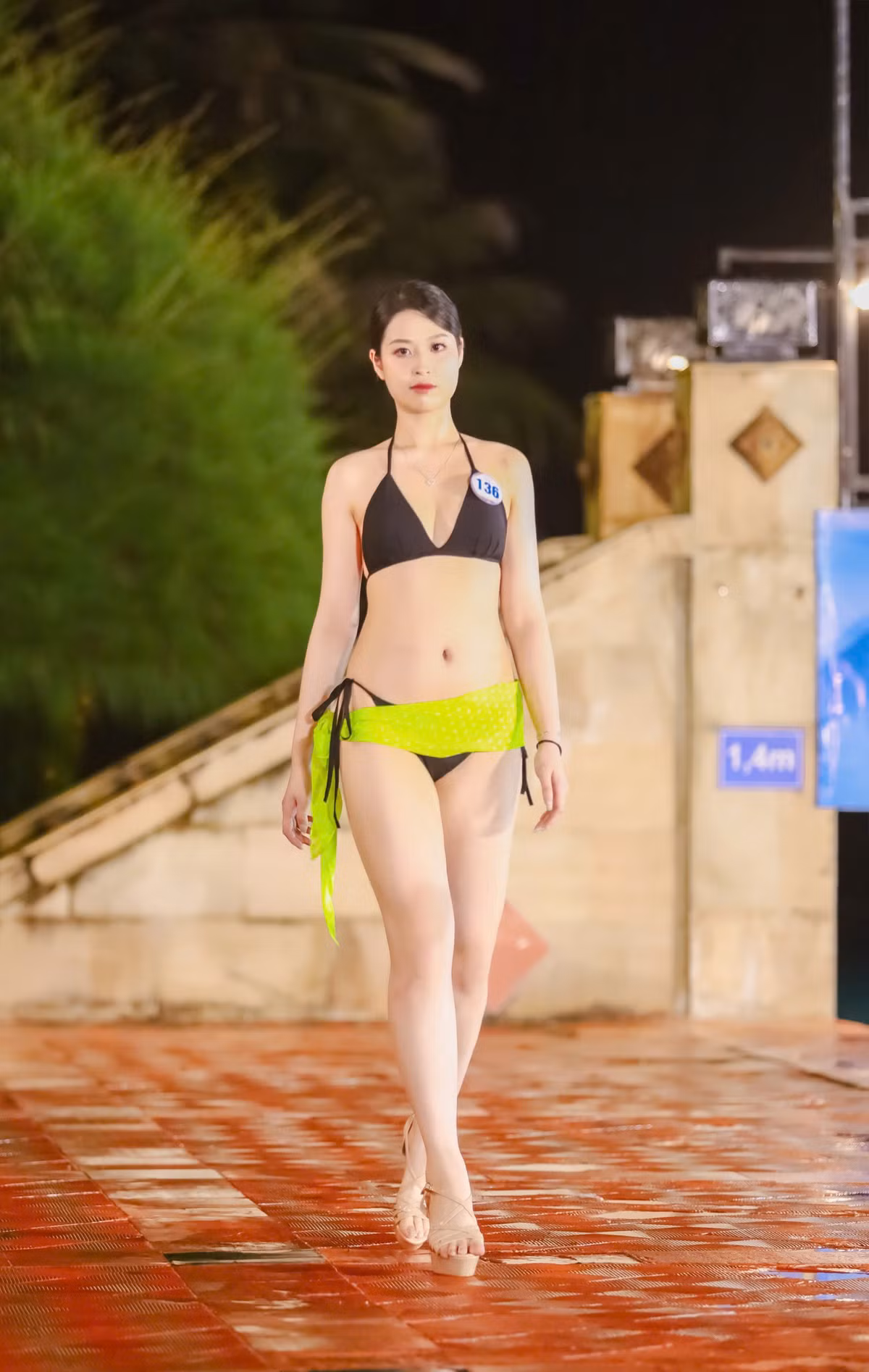 Với sự chuẩn bị kỹ lưỡng từ trang phục đến phong cách catwalk, mỗi thí sinh đều tỏa sáng theo cách riêng.