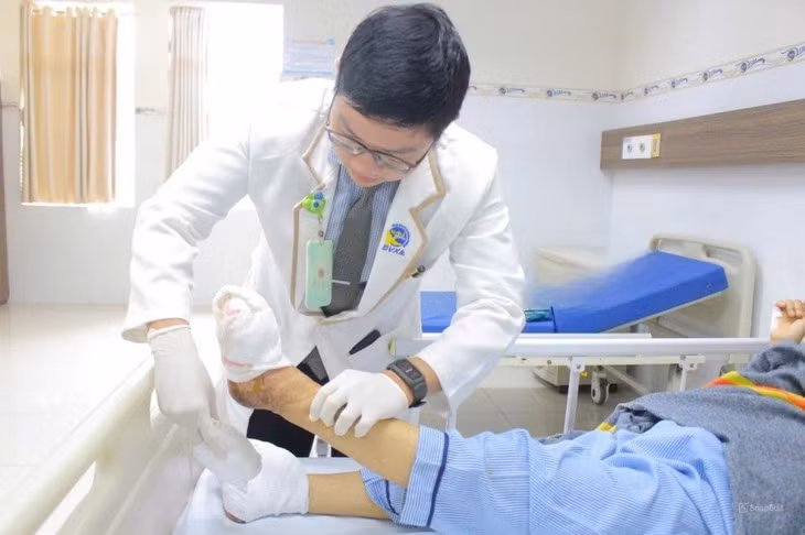 Ngam chan nuoc nong, nu benh nhan bi hoai tu phai thao khop ngon