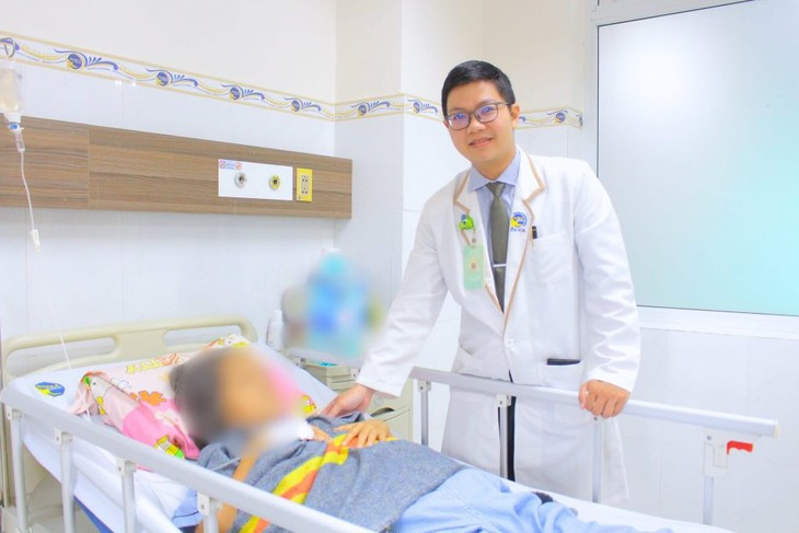 Ngam chan nuoc nong, nu benh nhan bi hoai tu phai thao khop ngon-Hinh-2