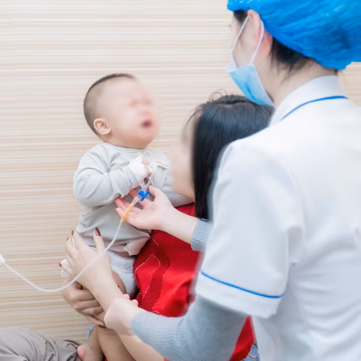 Tre so sinh chay dich lien tuc sau rung ron, khong ngo polyp ron-Hinh-2