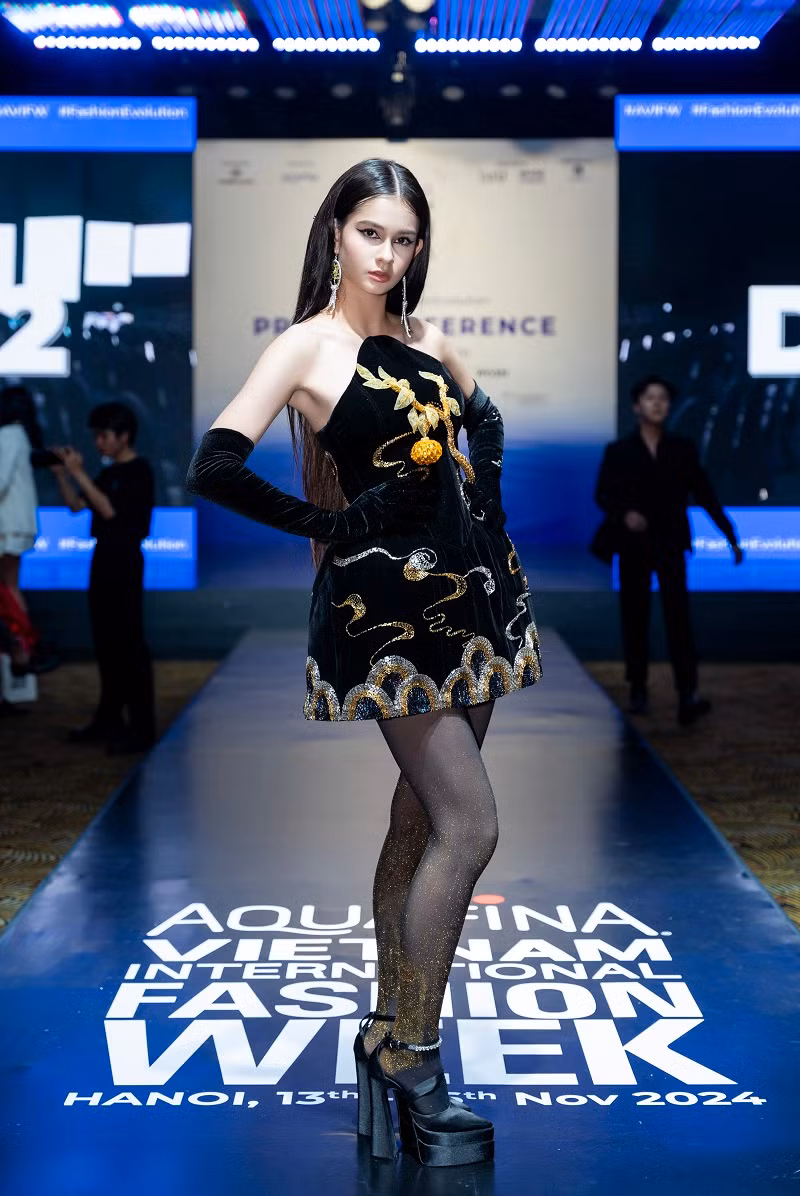 Bên cạnh đó, các thiết kế cũng sẽ có những dung hoà với hơi thở hiện đại để mang tới những trang phục có thể sử dụng ở nhiều dịp.