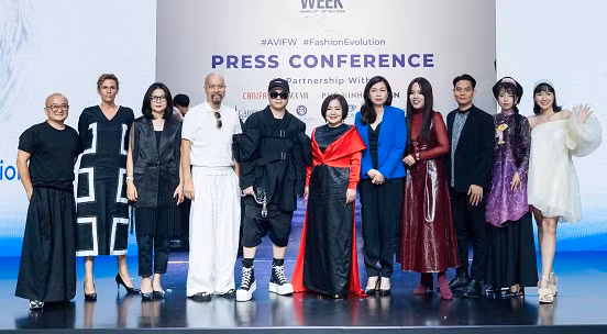 Thông điệp của Tuần lễ Thời trang năm nay là #FashionEvolution - Những bước tiến mới trong thời trang với sự góp mặt của NTK Đỗ Mạnh Cường, NTK Đức Hùng, NTK Adrian Anh Tuấn, NTK Phạm Trần Thu Hằng (đứng thứ 2 bên phải), NTK Hà Linh Thư…