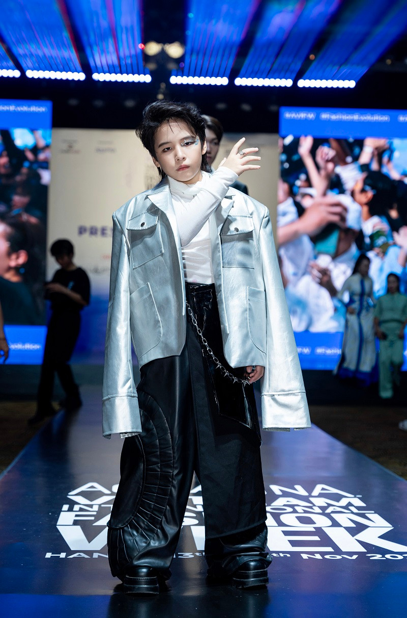 Mẫu nhí Gia Huy cực ngầu trong trang phục The Mad Lab.