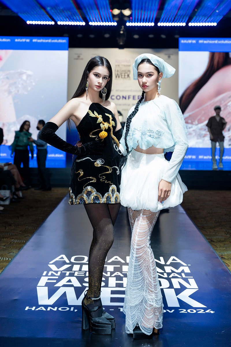 Với tinh thần của một NTK GenZ, năm thứ 2 tham gia VNIFW, Phạm Trần Thu Hằng mang tới bộ sưu tập mới với 28 thiết kế độc đáo lấy cảm hứng từ chất liệu văn hoá dân gian, từ truyện cổ tích Tấm Cám và phim Cám vừa ra mắt của đạo diễn Trần Hữu Tấn.