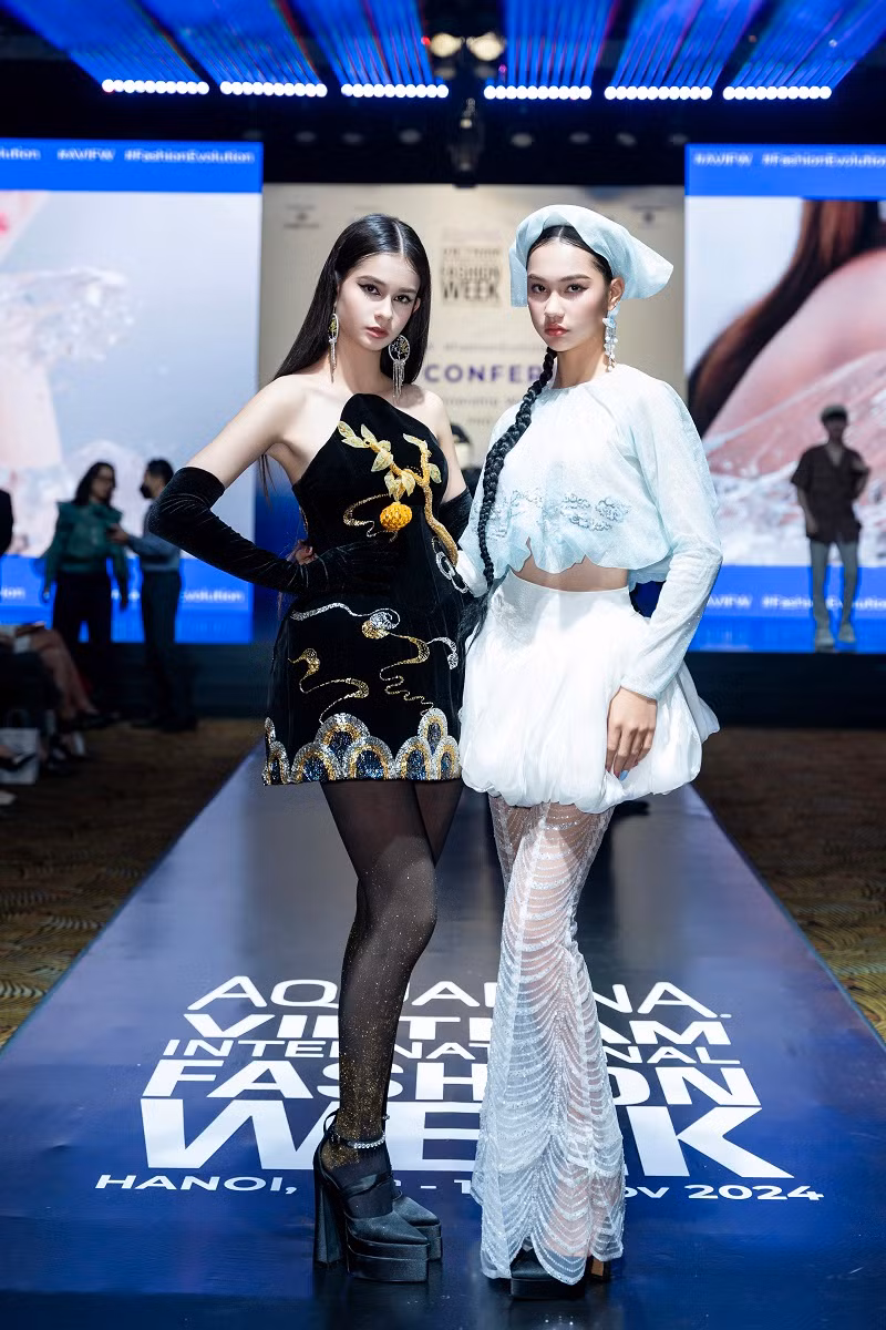 Với tinh thần của một NTK GenZ, năm thứ 2 tham gia VNIFW, Phạm Trần Thu Hằng mang tới bộ sưu tập mới với 28 thiết kế độc đáo lấy cảm hứng từ chất liệu văn hoá dân gian, từ truyện cổ tích Tấm Cám và phim Cám vừa ra mắt của đạo diễn Trần Hữu Tấn.