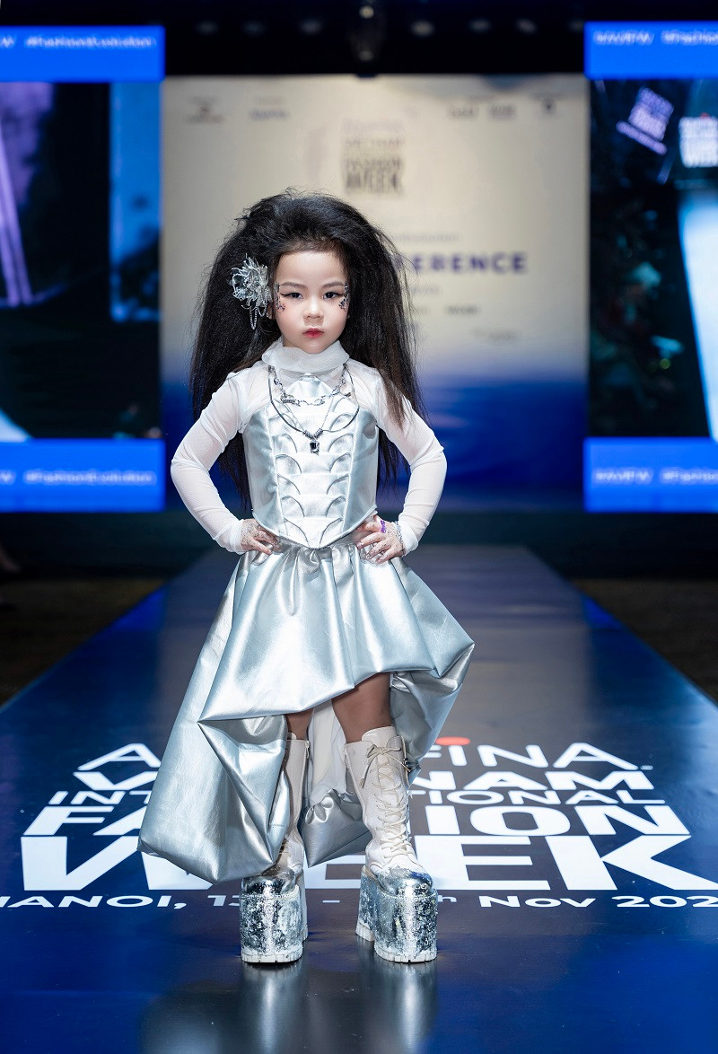 Mẫu nhí Jennie Bảo Châu 3 tuổi trong một thiết kế của Phạm Trần Thu Hằng thu hút sự chú ý của nhiều quan khách.