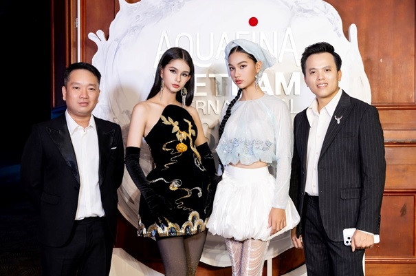 Đạo diễn Trần Hữu Tấn và NSX Hoàng Quân của phim Cám cùng hai chị em mẫu teen sáng giá Diana - Sandra.