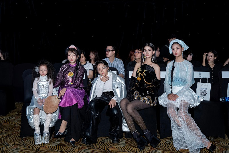 NTK cũng cho biết, ngoài dàn mẫu có tiếng tăm trình diễn, cô sẽ lựa chọn những gương mặt trẻ, mới và là thế hệ người mẫu kế cận trong tương lai. Họ sẽ là những người kể câu chuyện thời trang của cô trên sàn catwalk VNIFW 2024.