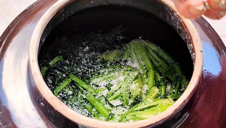  Chống oxy hóa: Các chất chống oxy hóa là các hợp chất làm việc bằng cách trung hòa các gốc tự do có hại , ngăn ngừa thiệt hại cho tế bào và giảm nguy cơ mắc các bệnh mãn tính. Các nghiên cứu đã phát hiện ra rằng mizuna cũng chứa kaempferol – một hợp chất thực vật hoạt động như một chất chống oxy hóa và có liên quan đến vô số lợi ích sức khỏe. Kaempferol đã được chứng minh là ngăn chặn sự lan truyền của các tế bào ung thư, bảo vệ các tế bào khỏe mạnh và giảm chứng viêm mãn tính. Ảnh minh họa