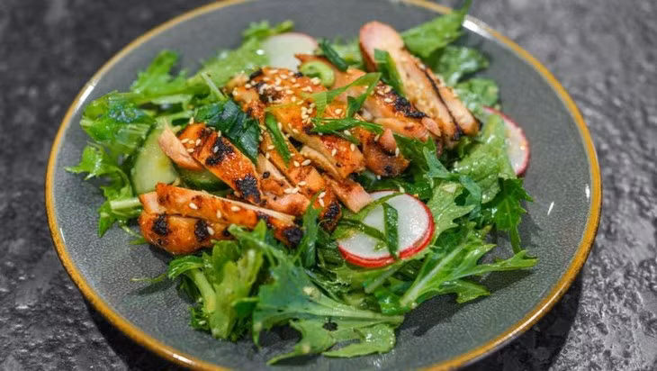  Hỗ trợ đông máu: Đông máu là hiện tượng vô cùng cần thiết để ngăn ngừa sự chảy máu quá mức bằng cách tạo thành các cục máu đông và cho phép quá trình phục hồi bắt đầu. Sự thiếu hụt vitamin K có thể làm giảm quá trình này và có thể làm tăng lượng máu bị mất và dễ bị bầm. Ảnh minh họa