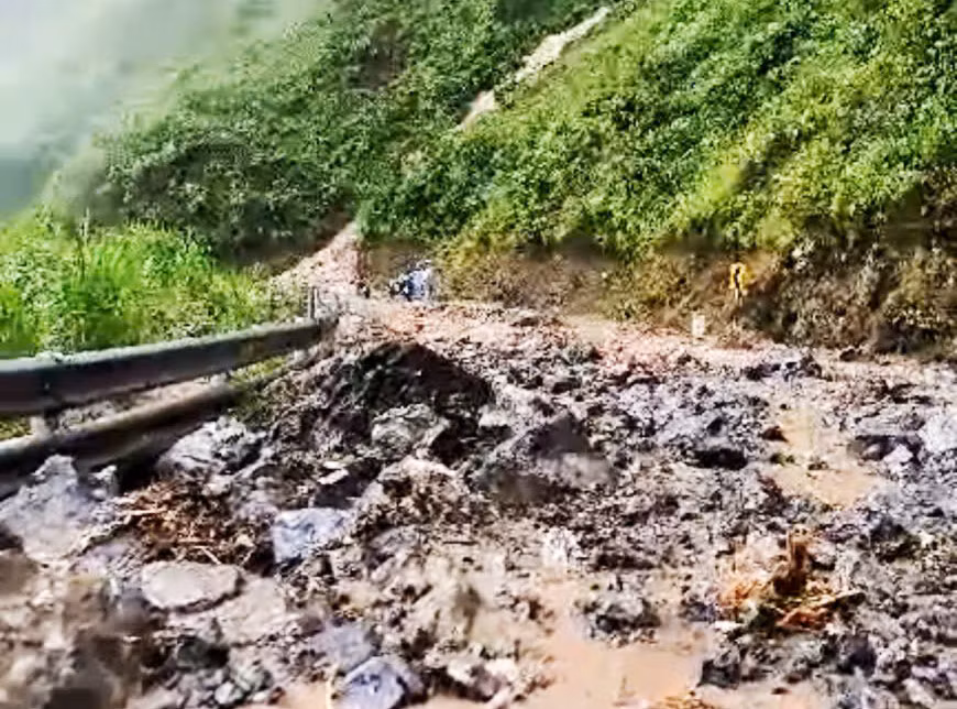 Đèo Mã Pì Lèng lũ chảy như suối, Hà Giang sơ tán nhiều hộ dân Deo Ma Pi Leng lu chay nhu suoi, Ha Giang so tan nhieu ho dan