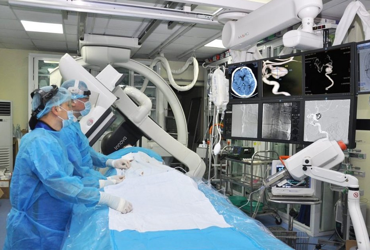 Chang trai 25 tuoi hon me o noi lam viec, bac si canh bao