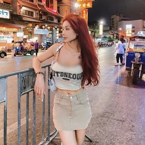 Nhờ nhan sắc nổi bật, dù diện bất cứ trang phục nào, hot girl cũng khiến mọi người phải ngoái nhìn.