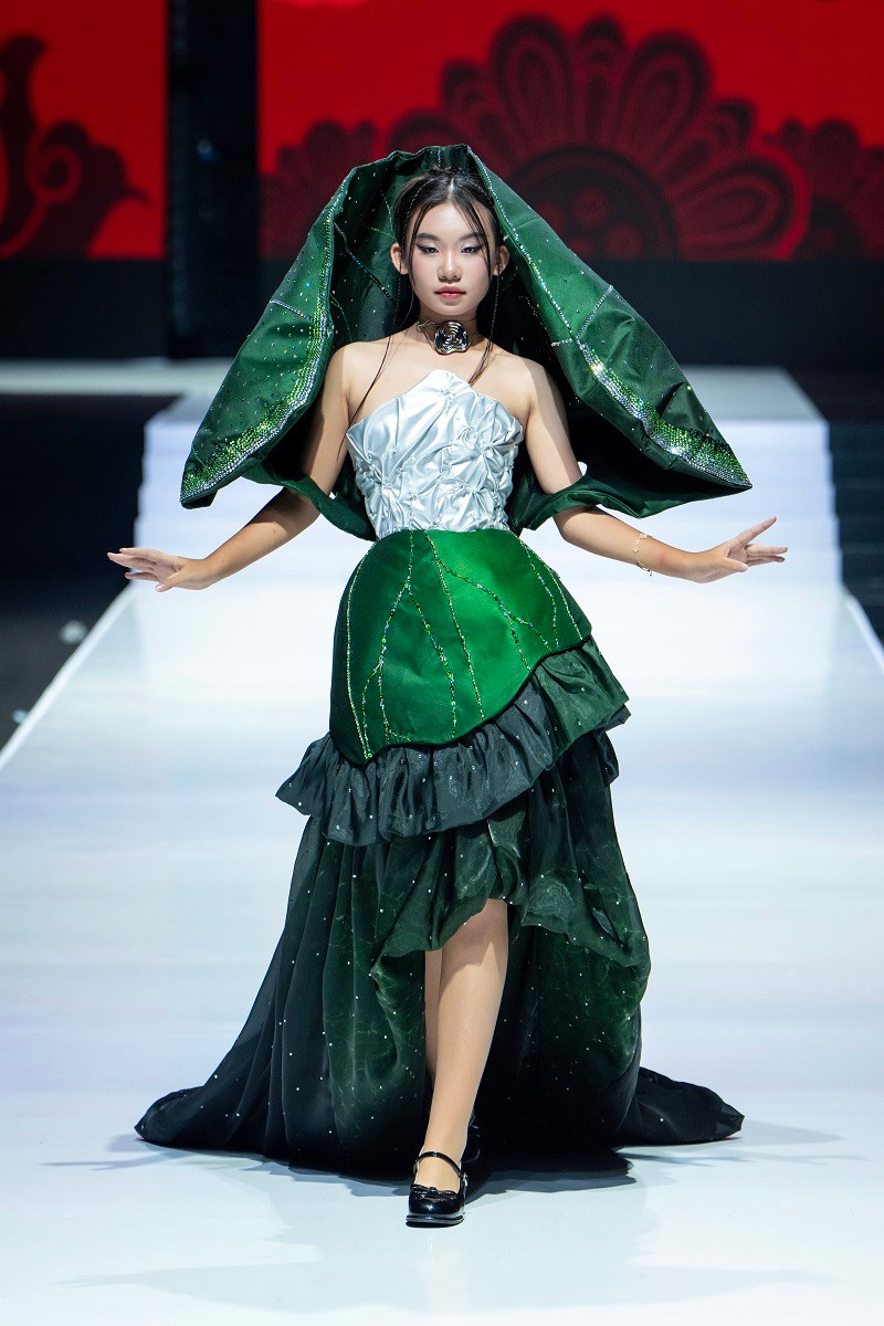 Nói về cú “bắt tay” cùng ê-kíp phim “Cám”, NTK Phạm Trần Thu Hằng cho biết, bản thân cô và đội ngũ sáng tạo đều có chất “điên rồ” trong cá tính thiết kế, ê-kíp phim “Cám” từng cho ra mắt Tết ở làng địa ngục, Kẻ ăn hồn… cũng rất táo bạo và khác biệt, đó là điểm chạm khiến cô rất thích thú khi thực hiện bộ sưu tập.