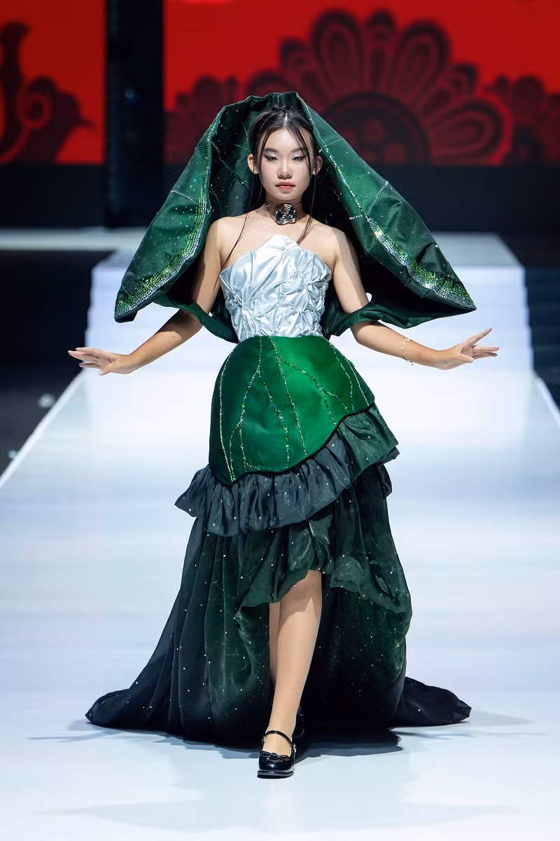 Nói về cú “bắt tay” cùng ê-kíp phim “Cám”, NTK Phạm Trần Thu Hằng cho biết, bản thân cô và đội ngũ sáng tạo đều có chất “điên rồ” trong cá tính thiết kế, ê-kíp phim “Cám” từng cho ra mắt Tết ở làng địa ngục, Kẻ ăn hồn… cũng rất táo bạo và khác biệt, đó là điểm chạm khiến cô rất thích thú khi thực hiện bộ sưu tập.